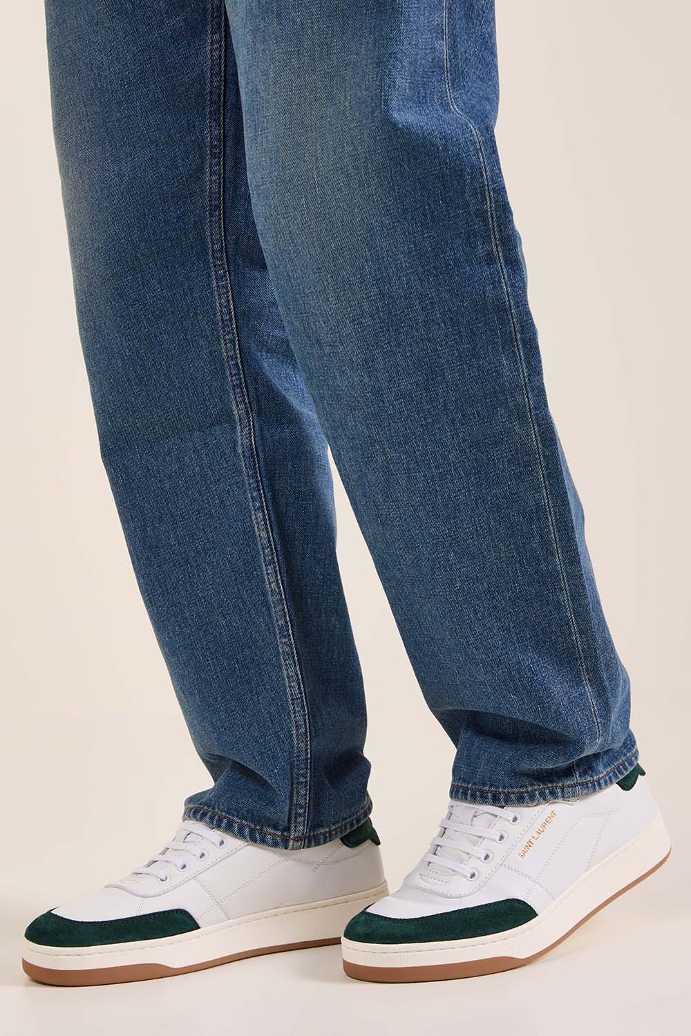 תמונת כל הלוק של נעלי סניקרס